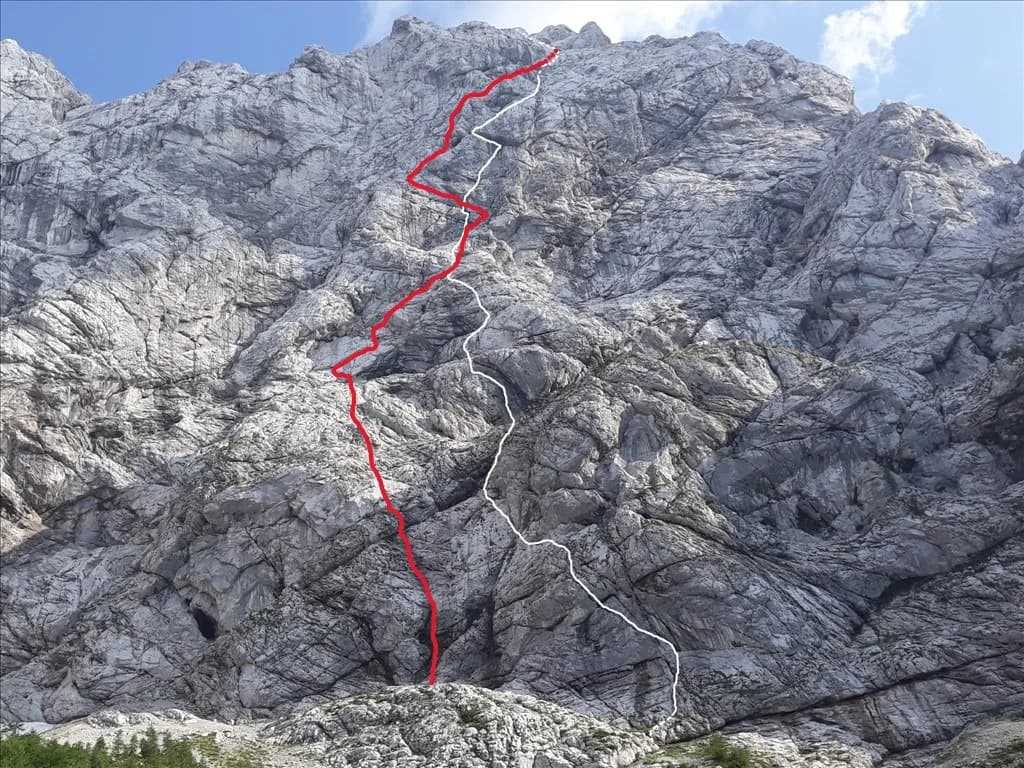 Skica smjera koju nam je naknadno ustupio autor smjera Janko Oprešnik - Zumba. Crvena linija - Sanje delfina, bijela linija - Črna zavesa. Mislim da ćemo ga od sad češće kontaktirati prije uspona u Slo. Alpama, hvala Zumba!